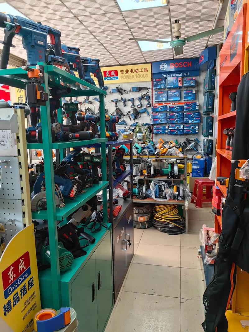 五金機(jī)電實(shí)體店 努力工作,年前買件軍大衣過(guò)新年